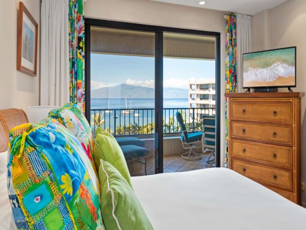 Escape to Paradise in Maui: Charming Oceanfront Condo with Unmatched Views