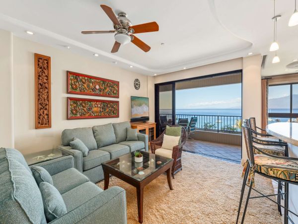 Escape to Paradise in Maui: Charming Oceanfront Condo with Unmatched Views