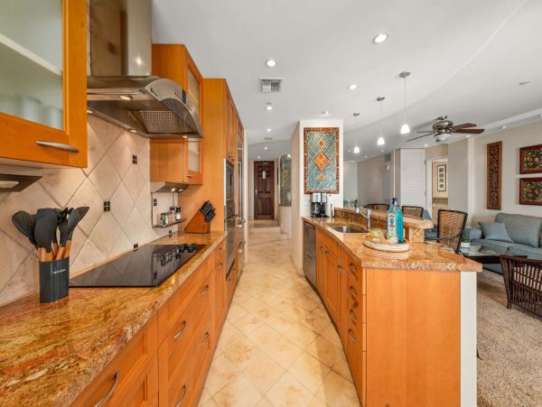 Escape to Paradise in Maui: Charming Oceanfront Condo with Unmatched Views