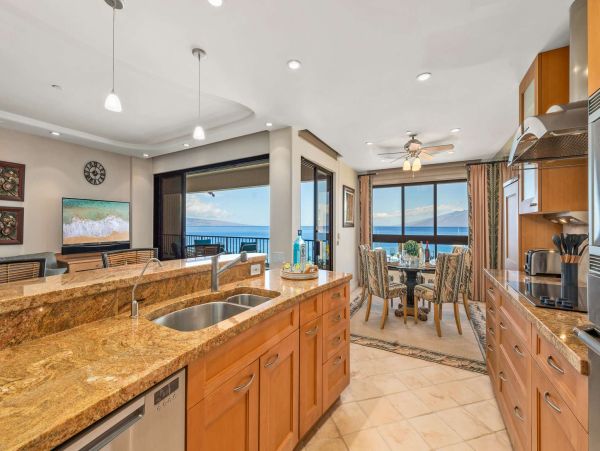 Escape to Paradise in Maui: Charming Oceanfront Condo with Unmatched Views