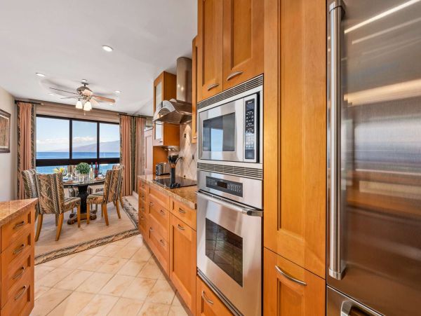 Escape to Paradise in Maui: Charming Oceanfront Condo with Unmatched Views