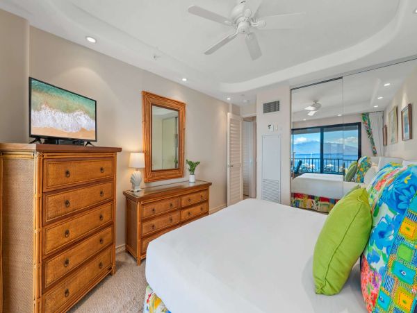 Escape to Paradise in Maui: Charming Oceanfront Condo with Unmatched Views