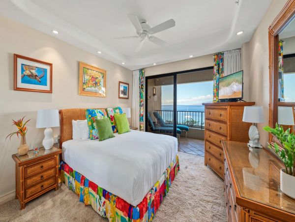 Escape to Paradise in Maui: Charming Oceanfront Condo with Unmatched Views