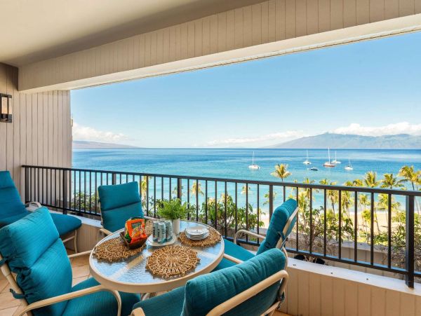 Escape to Paradise in Maui: Charming Oceanfront Condo with Unmatched Views