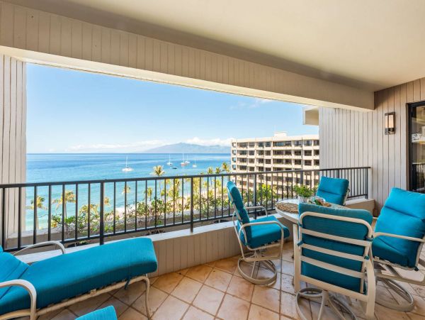 Escape to Paradise in Maui: Charming Oceanfront Condo with Unmatched Views