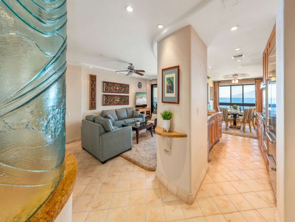 Escape to Paradise in Maui: Charming Oceanfront Condo with Unmatched Views