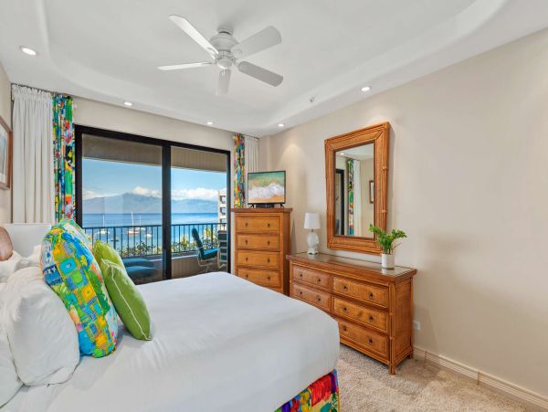 Escape to Paradise in Maui: Charming Oceanfront Condo with Unmatched Views