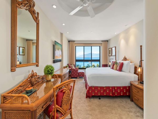Escape to Paradise in Maui: Charming Oceanfront Condo with Unmatched Views