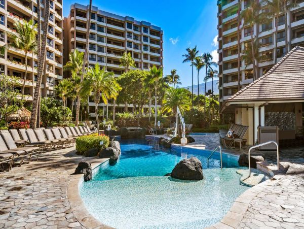 Escape to Paradise in Maui: Charming Oceanfront Condo with Unmatched Views