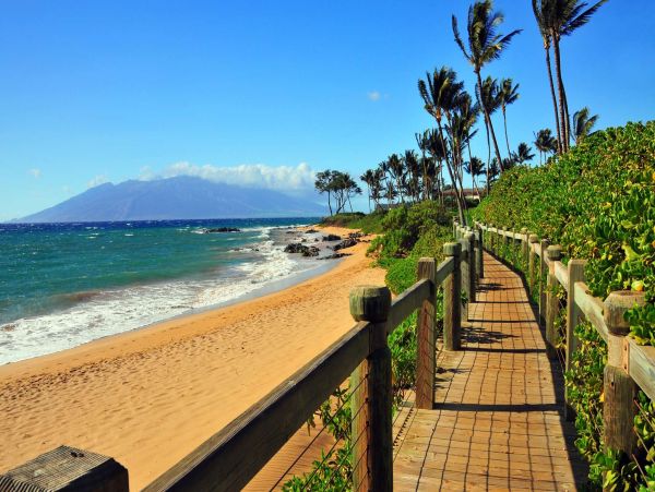 Escape to Paradise in Maui: Charming Oceanfront Condo with Unmatched Views