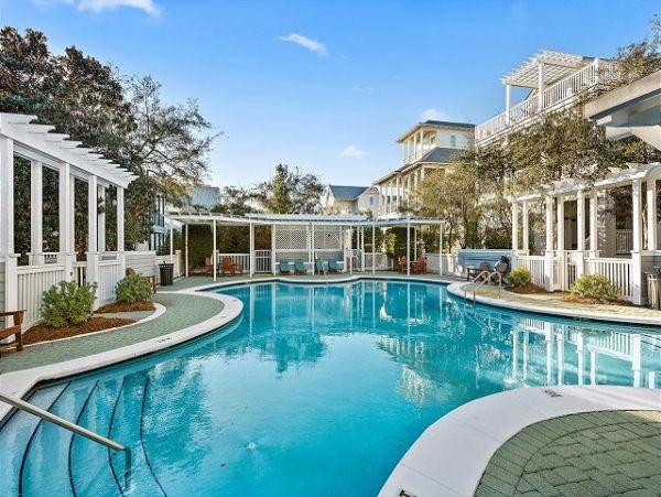 Beautiful Home with 5 Bedrooms Short Walk to Beach