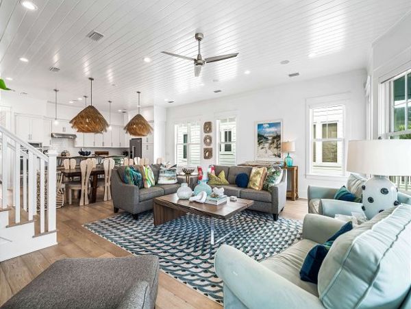 Beautiful Home with 5 Bedrooms Short Walk to Beach