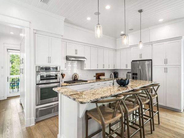 Beautiful Home with 5 Bedrooms Short Walk to Beach
