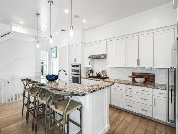 Beautiful Home with 5 Bedrooms Short Walk to Beach