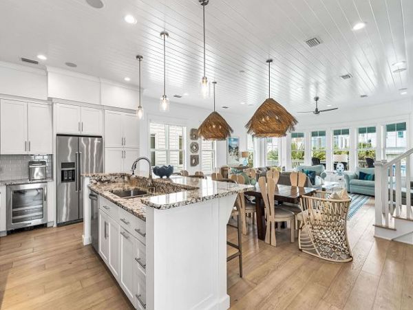 Beautiful Home with 5 Bedrooms Short Walk to Beach