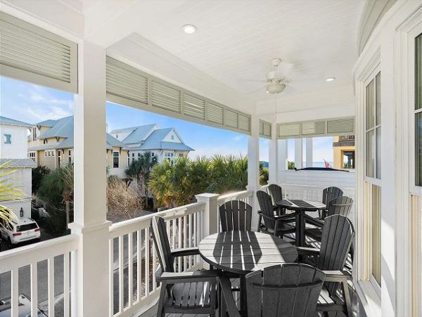 Beautiful Home with 5 Bedrooms Short Walk to Beach