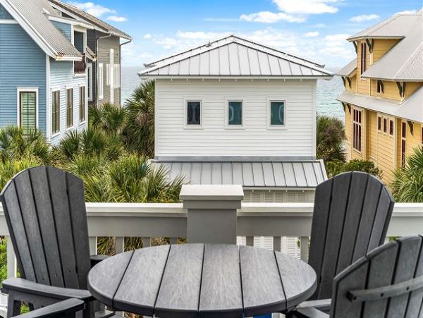 Beautiful Home with 5 Bedrooms Short Walk to Beach