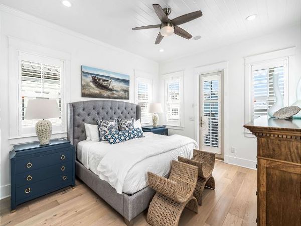 Beautiful Home with 5 Bedrooms Short Walk to Beach