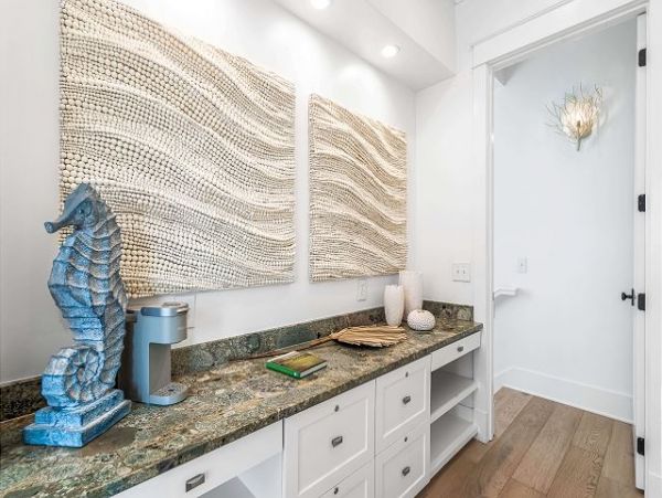 Beautiful Home with 5 Bedrooms Short Walk to Beach