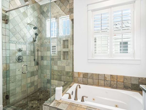 Beautiful Home with 5 Bedrooms Short Walk to Beach