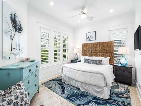 Beautiful Home with 5 Bedrooms Short Walk to Beach