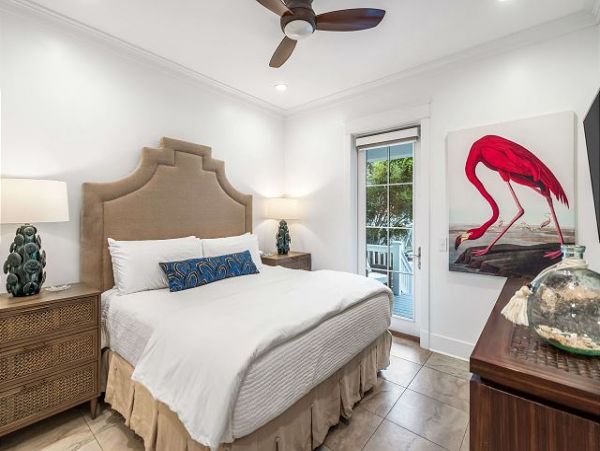 Beautiful Home with 5 Bedrooms Short Walk to Beach