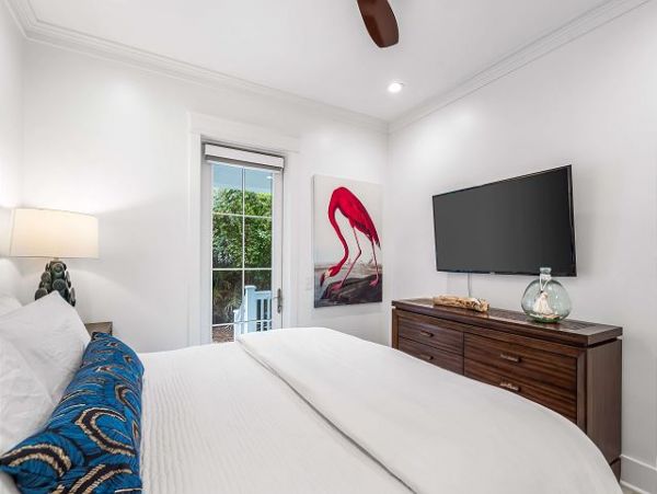 Beautiful Home with 5 Bedrooms Short Walk to Beach