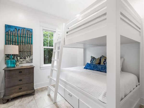 Beautiful Home with 5 Bedrooms Short Walk to Beach