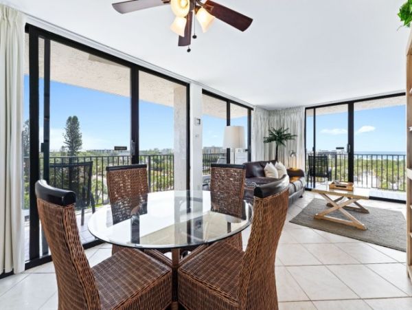 Siesta Key 2 Bedroom Condo Short Walk to Beach