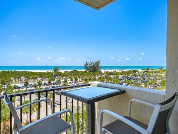 Siesta Key 2 Bedroom Condo Short Walk to Beach