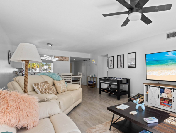 Tropical 2 Bedroom Vacation Getaway in Siesta Key