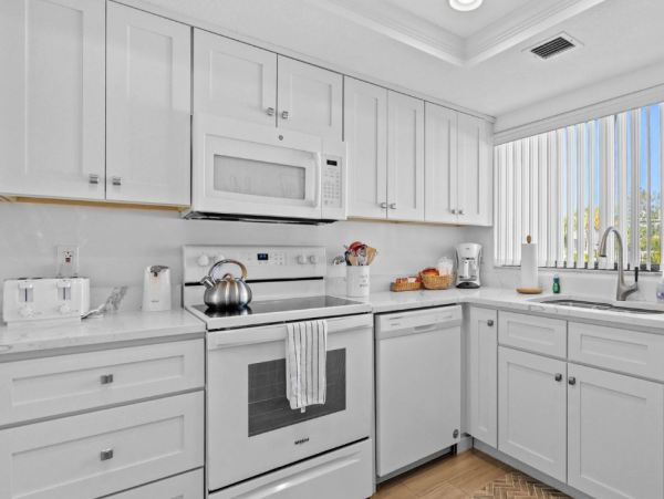 Tropical 2 Bedroom Vacation Getaway in Siesta Key