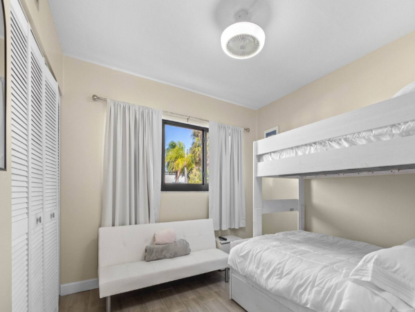 Tropical 2 Bedroom Vacation Getaway in Siesta Key