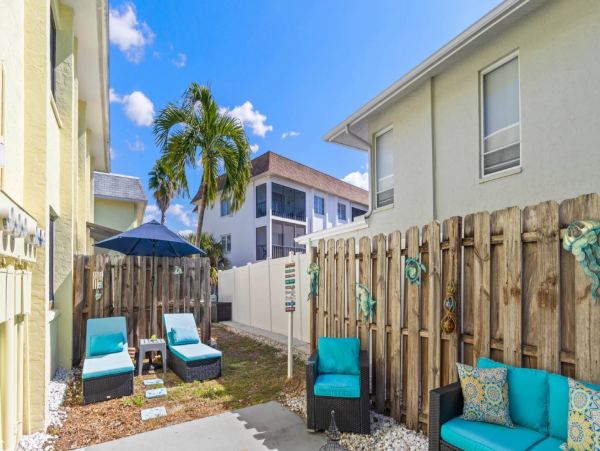 Tropical 2 Bedroom Vacation Getaway in Siesta Key