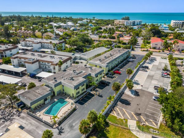 Tropical 2 Bedroom Vacation Getaway in Siesta Key