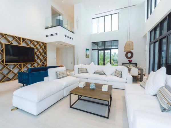 Beachfront Nine Bedroom Villa in The Bahamas Sleeps 18