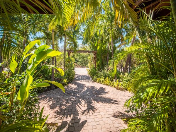 The Bahamas Villa Plus Guest House with Private Pool Directly on the Beach