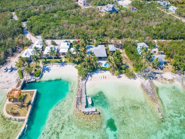 The Bahamas Villa Plus Guest House with Private Pool Directly on the Beach