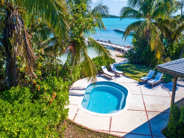 The Bahamas Villa Plus Guest House with Private Pool Directly on the Beach