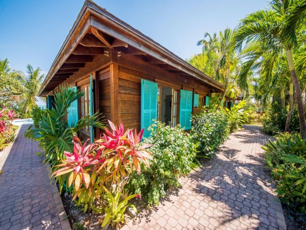 The Bahamas Villa Plus Guest House with Private Pool Directly on the Beach