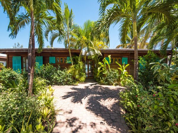 The Bahamas Villa Plus Guest House with Private Pool Directly on the Beach