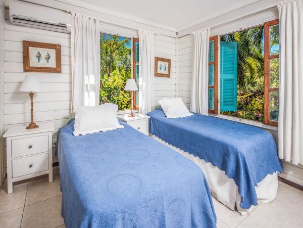 The Bahamas Villa Plus Guest House with Private Pool Directly on the Beach