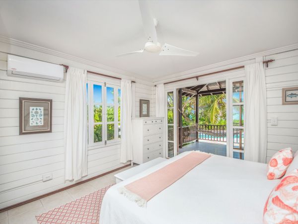 The Bahamas Villa Plus Guest House with Private Pool Directly on the Beach