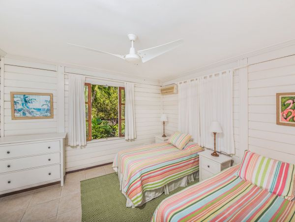 The Bahamas Villa Plus Guest House with Private Pool Directly on the Beach