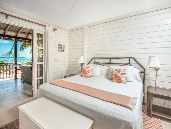 The Bahamas Villa Plus Guest House with Private Pool Directly on the Beach