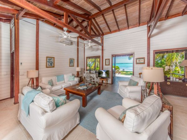 The Bahamas Villa Plus Guest House with Private Pool Directly on the Beach