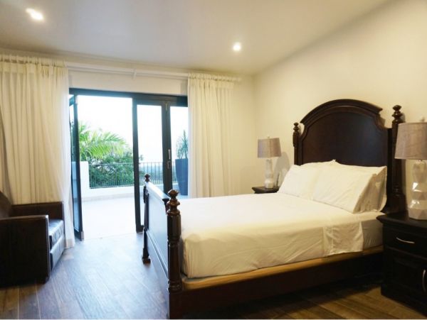 Luxury Vacation Villa with 8 Bedrooms & Great Amenities