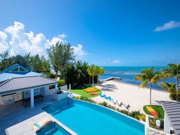 Seaside Serenity - Luxury 8-Bedroom Villa in the Cayman Islands