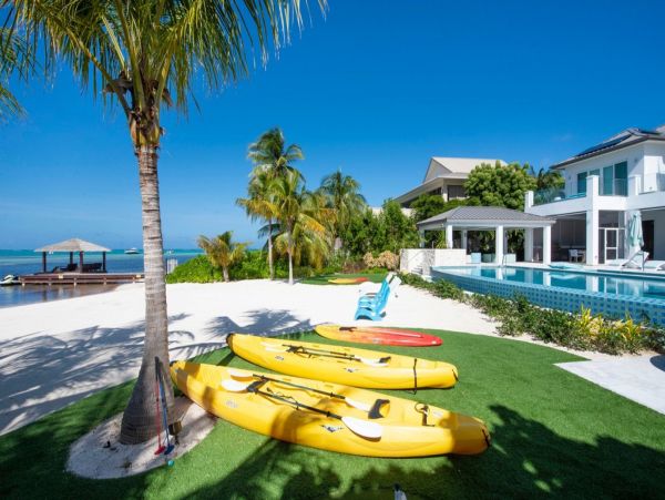 Seaside Serenity - Luxury 8-Bedroom Villa in the Cayman Islands