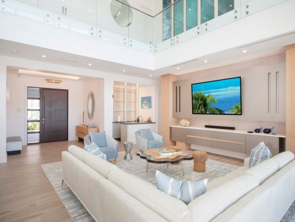 Seaside Serenity - Luxury 8-Bedroom Villa in the Cayman Islands